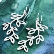 Silverörhängen med blommor och blad 