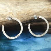 Silverörhängen, hamrade ringar