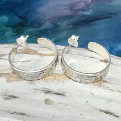 Silverörhängen med hamrad yta 