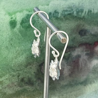 Silverörhängen, små rosor