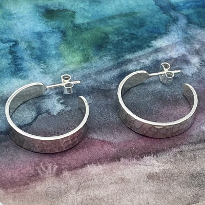 Silverörhängen med hamrad yta 