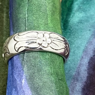 Silverring med blommor och blad