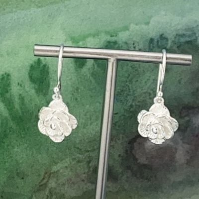 Silverörhängen, små rosor