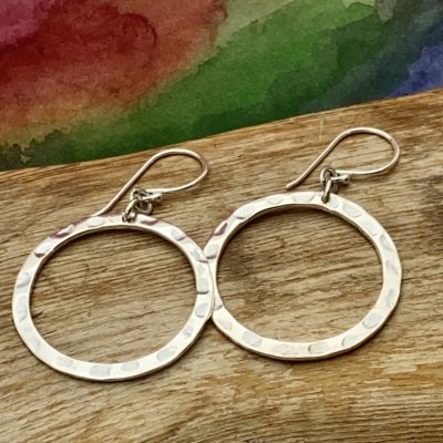 Silverörhängen, Hamrade ringar