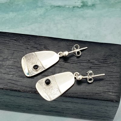 Silverörhängen, Onyx