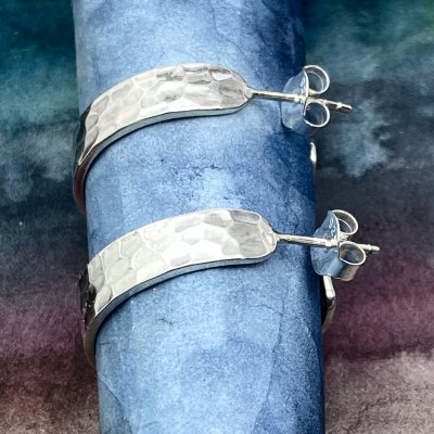 Silverörhängen med hamrad yta 