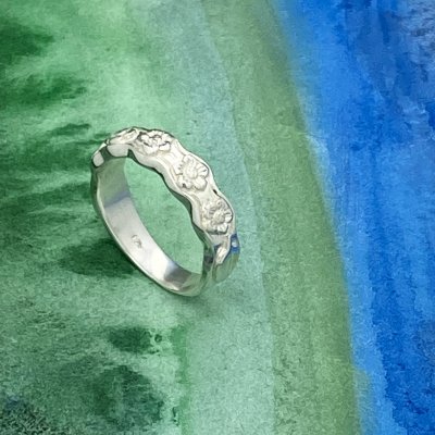 Silverring med små blommor