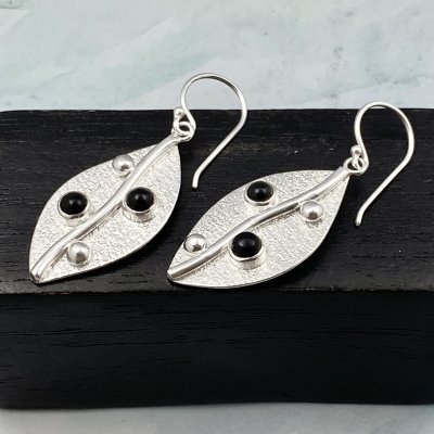 Silverörhängen, Onyx