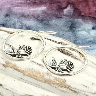 Silverörhängen, Rosor