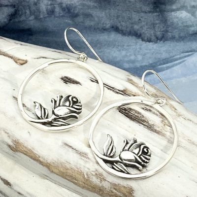 Silverörhängen, Rosor