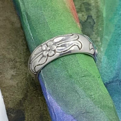 Silverring med blommor och blad