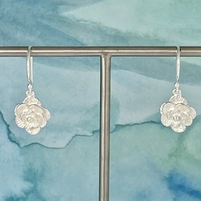 Silverörhängen, små rosor