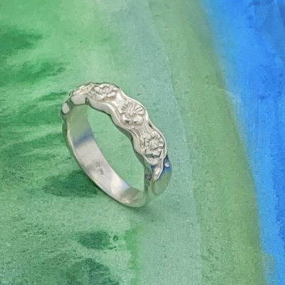 Silverring med små blommor
