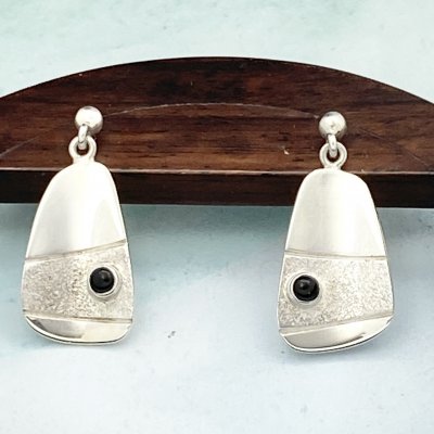 Silverörhängen, Onyx