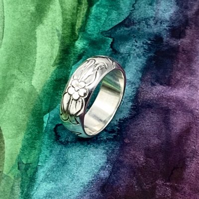 Silverring med blommor och blad