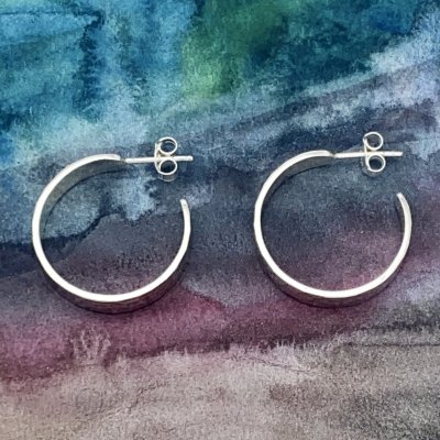 Silverörhängen med hamrad yta 