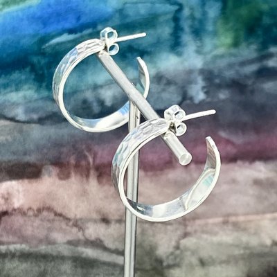 Silverörhängen med hamrad yta 