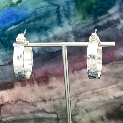 Silverörhängen med hamrad yta 