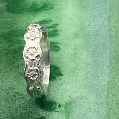 Silverring med små blommor