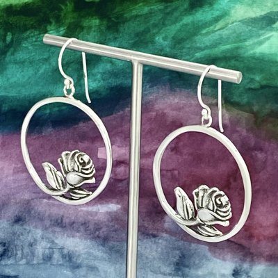 Silverörhängen, Rosor