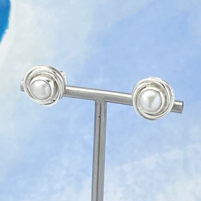 Silverörhängen, Vit pärla 