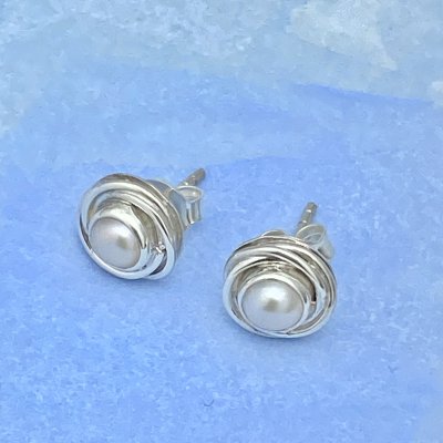 Silverörhängen, Vit pärla 