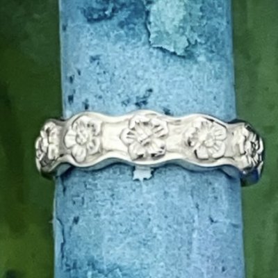 Silverring med små blommor