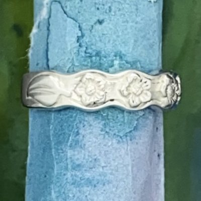 Silverring med små blommor