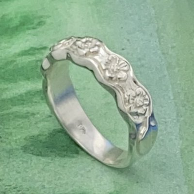 Silverring med små blommor