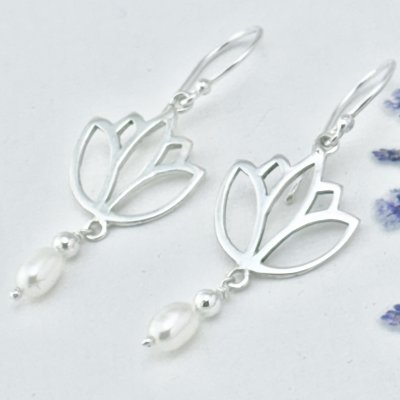 Silverörhängen vit pärla och näckros