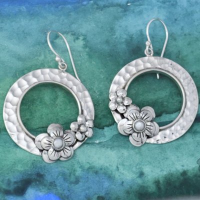 Silverörhängen med små blommor 