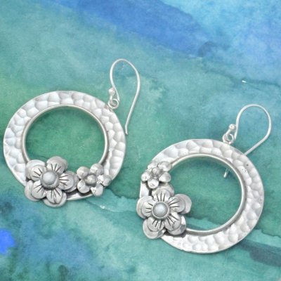 Silverörhängen med små blommor