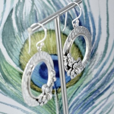 Silverörhängen med små blommor 