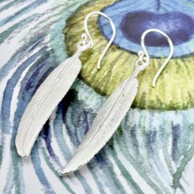 Silverörhängen, Fjädrar 