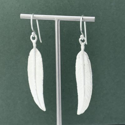 Silverörhängen, Fjädrar 