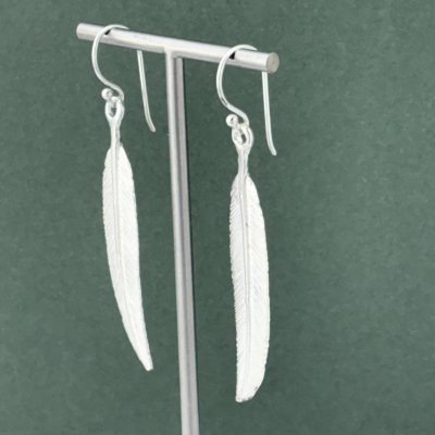 Silverörhängen, Fjädrar 