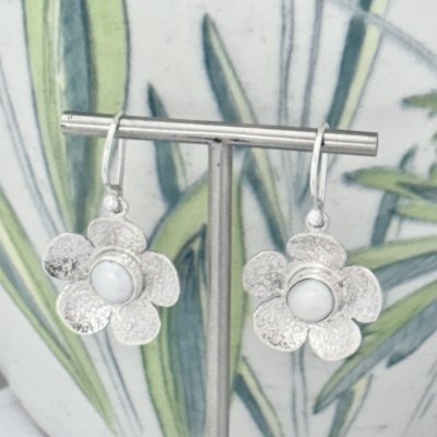 Silverörhängen blomma vit pärla