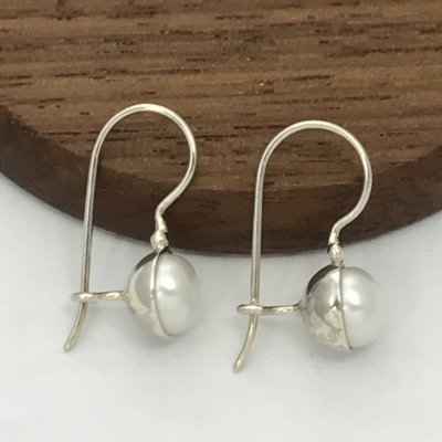 Örhängen vit pärla