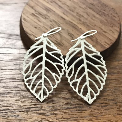 Silverörhängen, Löv 