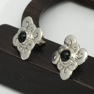 Silverörhängen, Onyx