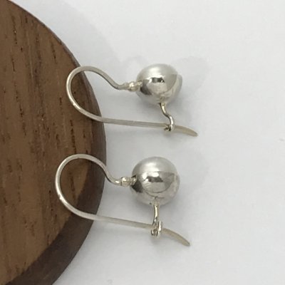 Silverörhängen, vit pärla