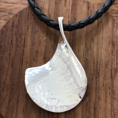 Silverhalsband, Hamrat